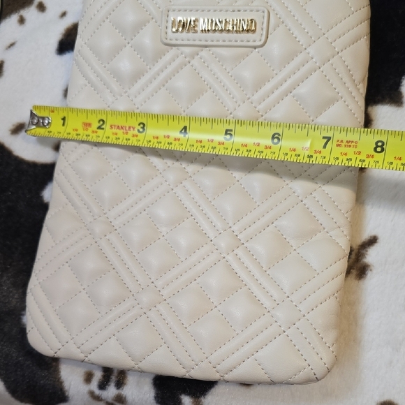 Love Moschino Cream Quilted Crossbody Bag with Gold Chain - Picture 6 of 8